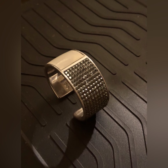 STUNNING SWAROVSKI BLACK CRYSTAL WITH CREAM LEATHER STEEL CUFF - Picture 2 of 7